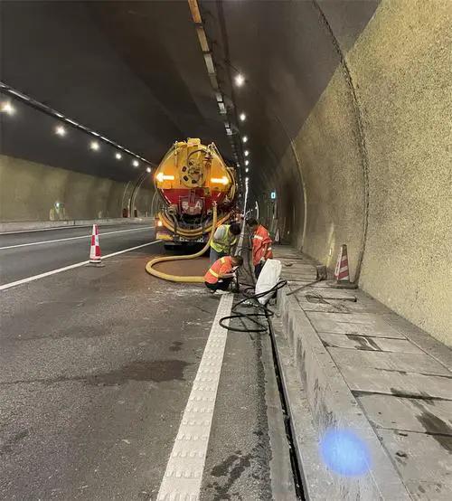 东乌珠穆沁隧道排水渠清淤